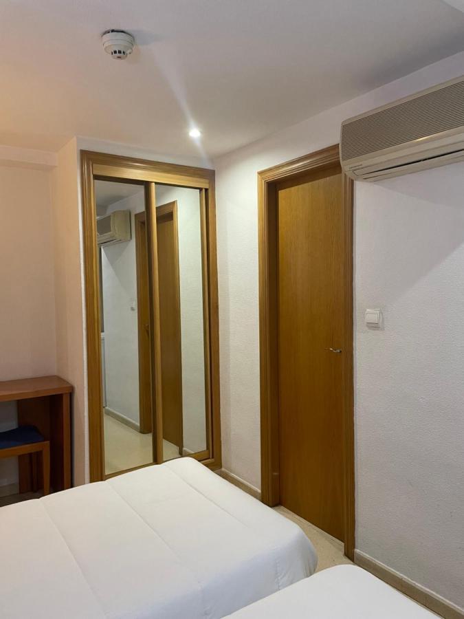 Hostal Maria Elx Esterno foto Sliding doors
