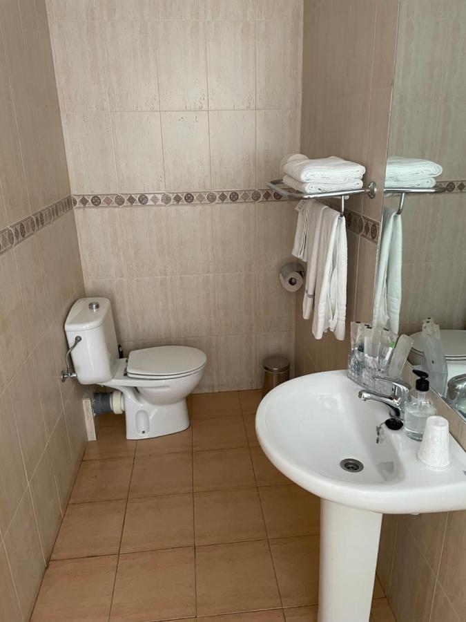 Hostal Maria Elx Esterno foto Bathroom in a hotel