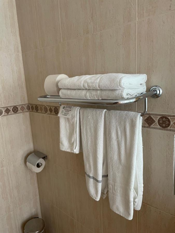 Hostal Maria Elx Esterno foto A towel rack with a shelf