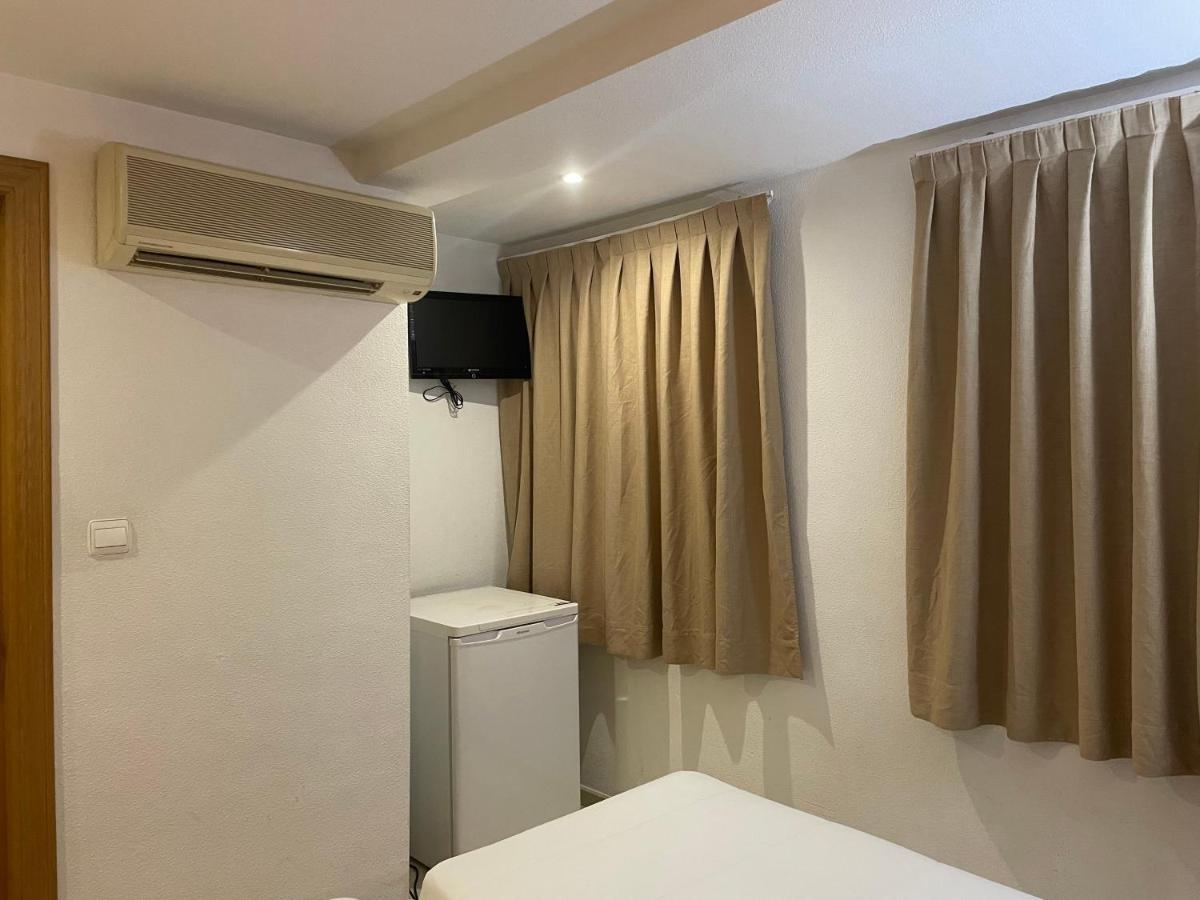 Hostal Maria Elx Esterno foto A room at the hotel