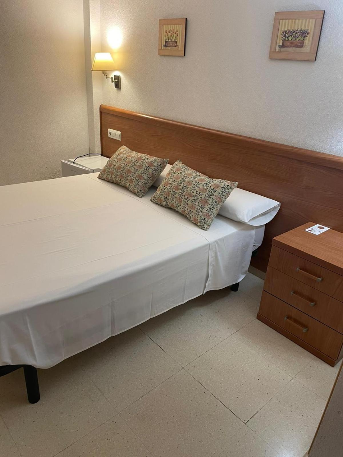 Hostal Maria Elx Esterno foto A bed with a mattress