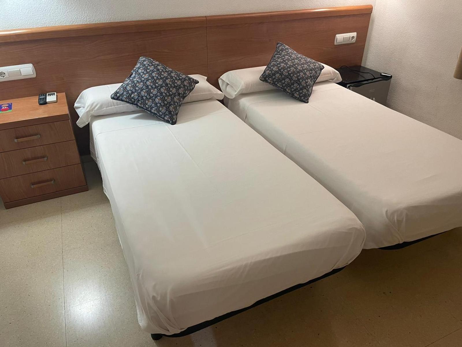 Hostal Maria Elx Esterno foto A room at the hotel