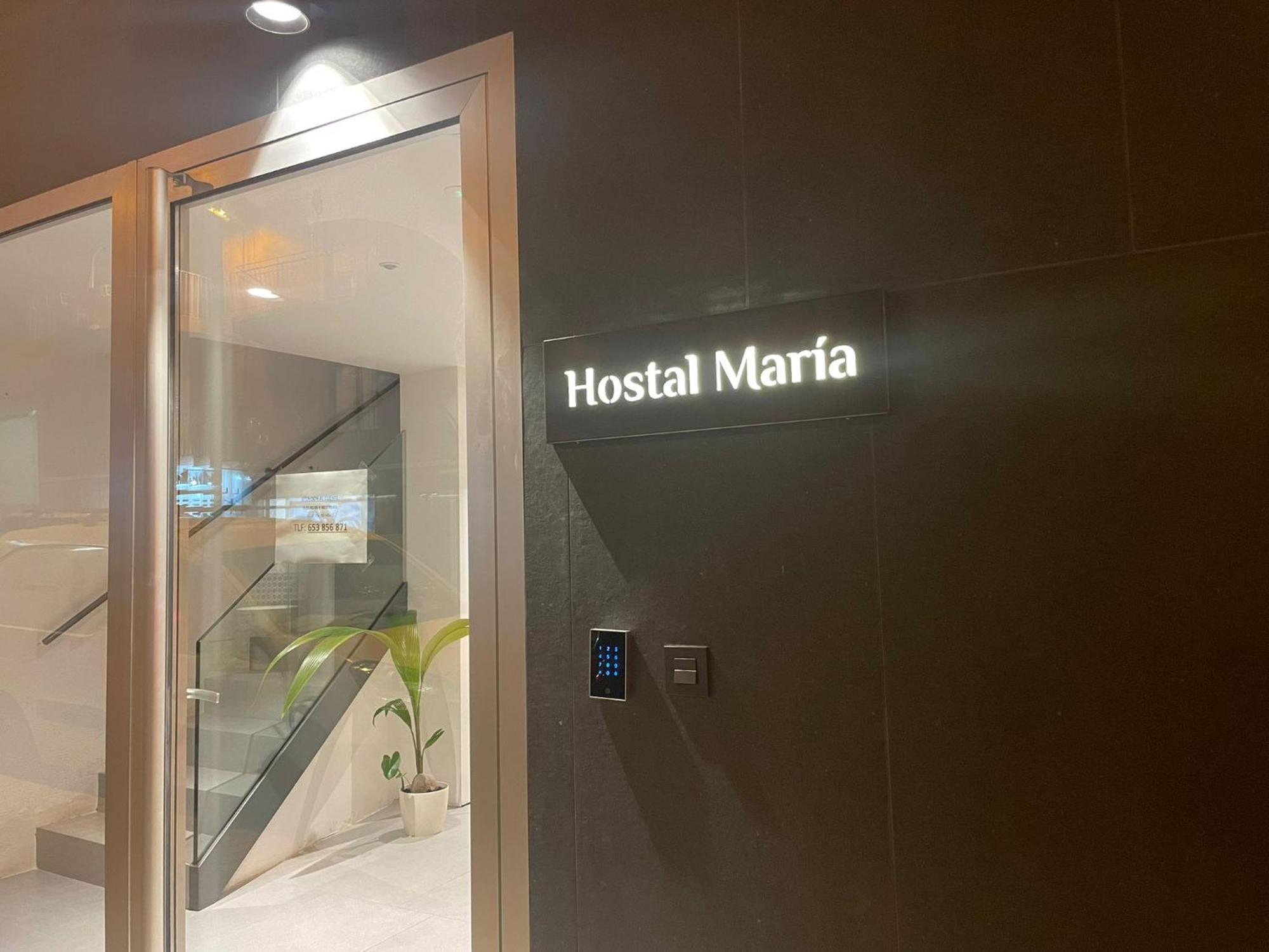 Hostal Maria Elx Esterno foto Entrance to the hospital