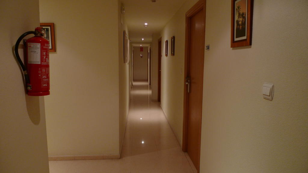 Hostal Maria Elx Esterno foto A corridor in a hotel