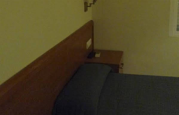 Hostal Maria Elx Esterno foto A door in a hospital ward