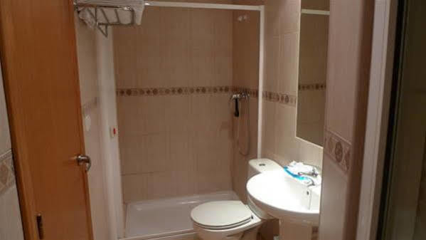 Hostal Maria Elx Esterno foto A shower cubicle